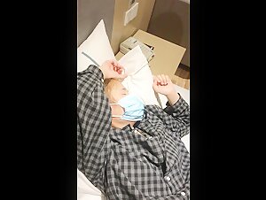 中国幼儿园老师又来玩，不戴套操粉嫩小穴，射在肚子上