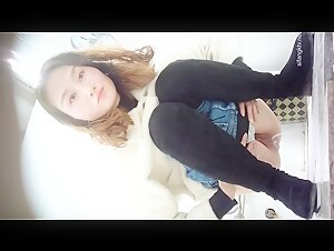 披肩发美少妇一线天鲍鱼极粉嫩 尿完不擦逼