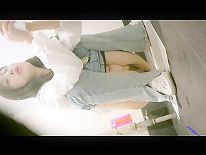 商场女厕偷拍长发少妇抽着烟撒着尿 霸气肉穴肥嘟嘟小肚子