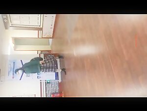 美容院女厕偷拍美女医师上厕所 把自己的嫩逼保养得真好