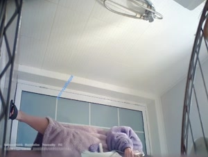 邪恶的房东浴室暗藏摄像头偷窥大奶子美女租客嘘嘘洗澡