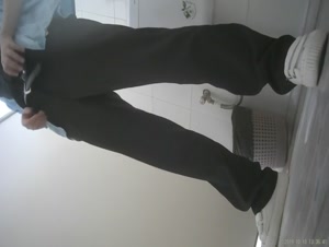 女厕偷拍未流出电子厂这个妹子的B毛是刮过了吧 稀疏的阴毛胡渣子冒尖