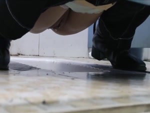 商场女厕偷拍粉色羽绒服美女 白虎粉嫩肥鲍鱼肥厚的肉唇