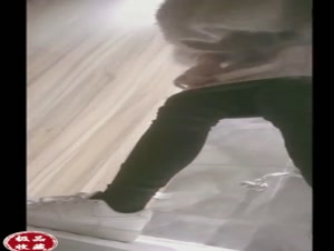 商场女厕近距离偷拍短发少妇难道一见的极品馒头B