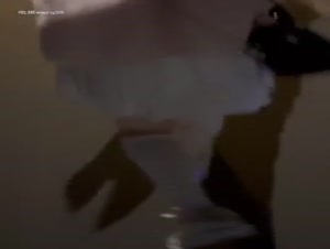 极品萝莉，被PUA大叔按倒在床，火辣输出，小嫩穴被大鸡巴肆意打桩！