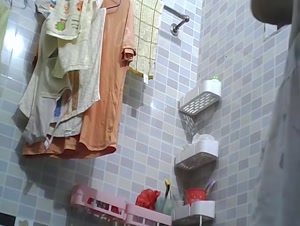 偷拍表姐来我家洗澡 逼毛浓郁一对Q弹十足的竹笋奶在胸前晃荡眼晕