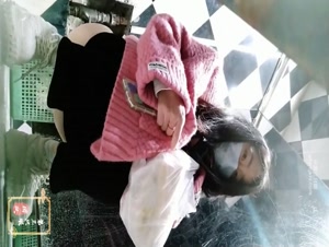 固定全景脸逼同框，服装城女厕偸拍多位少女少妇方便，属实有点想入非非了