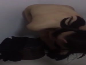 出租屋霸凌 刚参加工作的美女实习生不知道干了什么 被同宿舍女生用拖鞋抽脸扒光衣服用衣架插逼