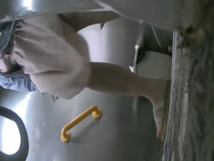 大学校园女厕全景偷拍多位漂亮学妹嘘嘘 各种美鲍轮流呈现1