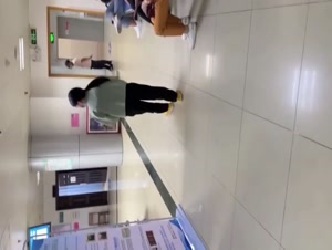 女厕闯拍！难得一遇的极品白虎小嫩穴 看着这么嫩的妹子直流口水