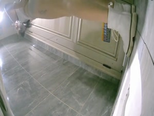 四月最新流出厕拍大神潜入 夜总会KTV女厕后视角偷拍三陪小姐尿尿性病广告贴到了厕所门上