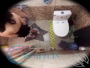 海角社区恋物癖变态小哥 偷窥女邻居全计划终于布局完成 看着手机里的监控画面