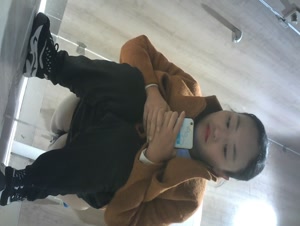 商场女厕全景偷拍少妇尿尿一脸不开心