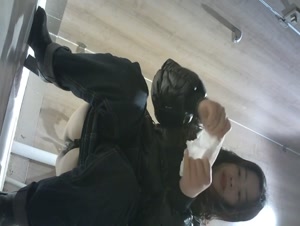 商场女厕全景偷拍黑衣少妇