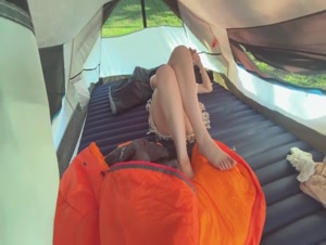 【弟嫂乱伦】和嫂子野外露营时，进帐篷调戏嫂子直接掏出鸡巴塞进她嘴里