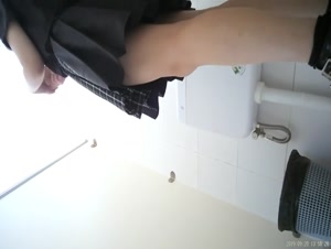 办公楼女厕全景偷拍短裙美女的多毛小黑鲍鱼