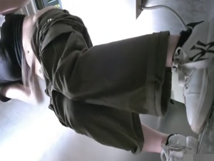 公寓女厕逼脸同框偸拍多位小姐姐方便，连衣裙大姐很时髦呀穿个平角开裆内裤，眼镜妹憋的夹紧双腿不敢动