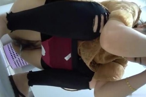 潜入办公楼女厕 偷拍三位美少妇肥美的小穴