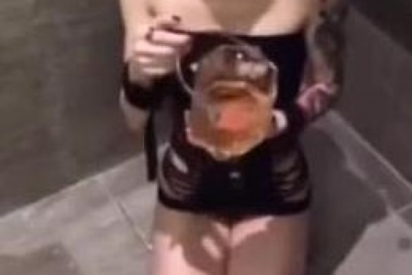 调教漂亮母狗 你尿那么多 太多了 不能浪费 全喝下 你真骚 我也想尿尿了 留一点尿逼里 哥们是真能尿