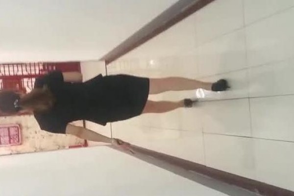 厕拍牛人一路跟踪尾随珠宝店的美女店员 近距离窥探她的美鲍