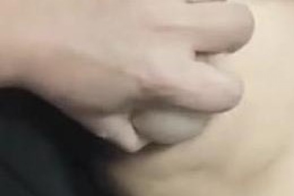 海角乱伦大神虐操喷水嫂子新作 正和嫂子偷情大哥来电话 后面狂插 喷满地水