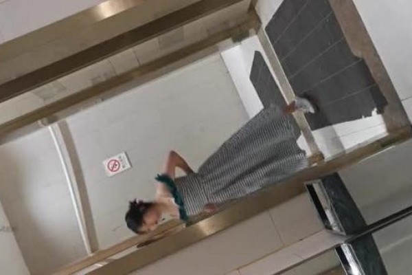 商场女厕小伙蹲守一上午终于拍到白裤女神妹子的鲍鱼