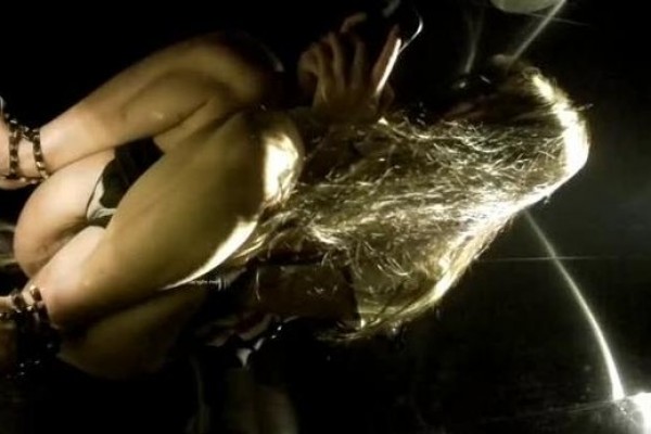 KTV女厕近距离偷窥长发美女的小嫩B 酒喝多了尿都分叉了