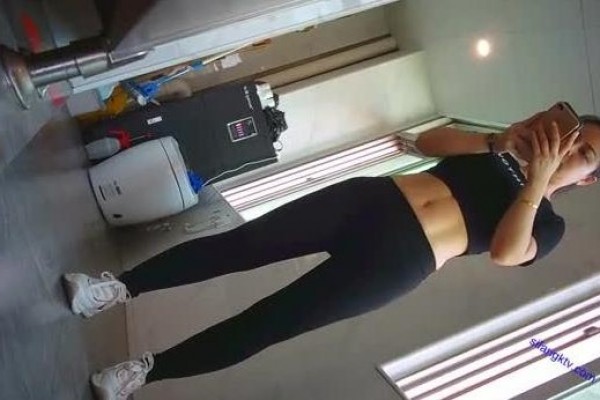 私房十二月最新流出隔墙有眼 原创厕拍  肉丝瑜伽裤美女眼神能杀人