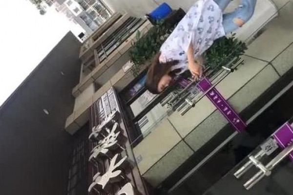 厕拍一路跟踪培训班人美B更美的美女老师偷拍她的极品馒头鲍