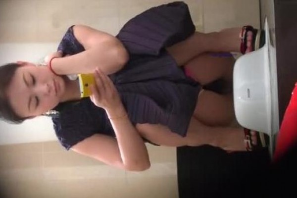 商场女厕近距离偷窥三位年轻少妇的小黑鲍