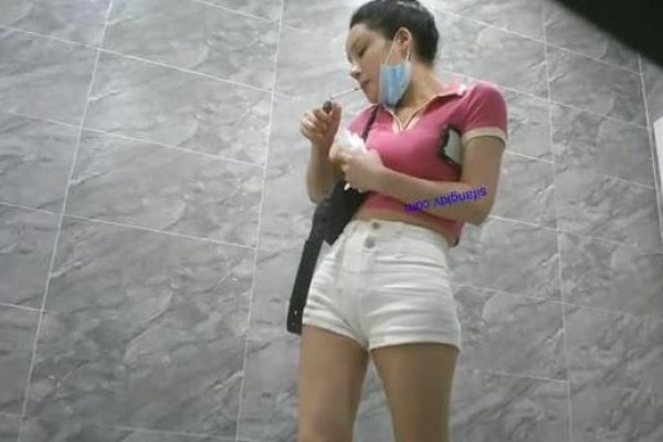 高档写字楼偷拍抽烟小姐姐的大肥鲍鱼