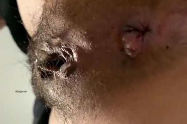 商场女厕厕拍超近距离全景偷拍年轻少妇的小嫩鲍 有点小激动