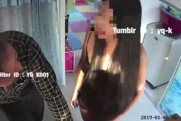 推特绿帽大神YQ未流出劲作 老婆穿黑丝纱质睡衣诱惑水管工老汉 老汉忍不住 终于后入把老婆强操了