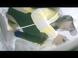 写字楼女厕蹲守全身运动装新潮美妇,紧窄的逼洞肯定平时操练得少