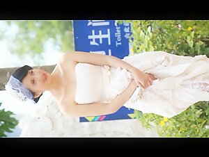 女厕偷拍公园到处瞎逛有幸拍到一个漂亮的新娘子