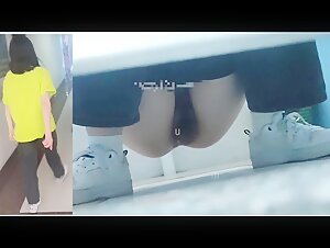 2023最新流出精品厕拍- 学校附近的网吧，餐厅,奶茶店偷拍学生妹尿尿,好多极品水嫩嫩白虎逼