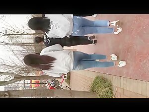 大学女厕偷拍跟踪偷拍牛仔裤长发美女肥厚的馒头逼粉粉的