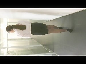 酒店女厕偷拍黑丝高跟OL 黑鲍鱼流出白色淫液