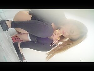 科技楼女厕蹲守紧身黑裤瘦瘦的妹子逼居然这么饱满鼓鼓溜溜