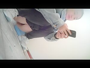 科技楼女厕蹲守看起来瘦屁股挺有肉的妹妹+眼镜妹妹配合一起被拍展B