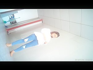 科技园女厕破洞牛仔棕高跟短发美妞,肥嫩的微毛长穴缝磨起来特爽