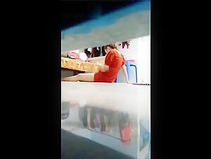 房东经常偷窥几个租客小姐姐下班回家的 私密生活性饥渴的时候对着镜子自慰