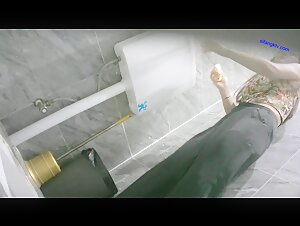 写字楼女厕偷拍只穿着胸衣抽烟美艳女主管,嫩白的肌肤和微毛大肥逼看射了