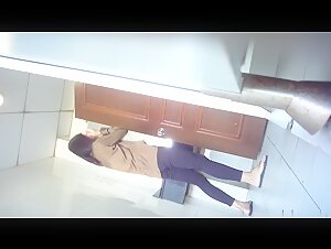 单位女厕全景偷拍阴沟很深的白透明内裤美女