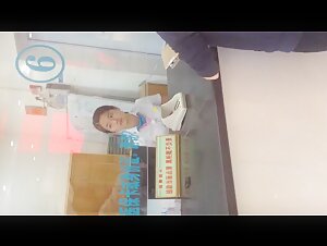 医院女厕偷拍刚刚分来的美女实习生