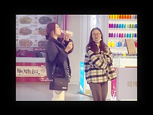 商场女厕全景偷拍美女的多毛小黑鲍