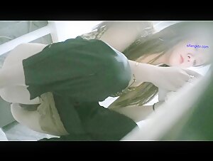 商场女厕全景偷拍高颜值长发小姐姐的小黑鲍