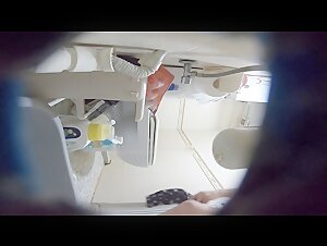 房东低价把房子租给两个颜值女大学生 浴室偷装摄像头偷拍她俩洗澡身材很是诱人犯罪