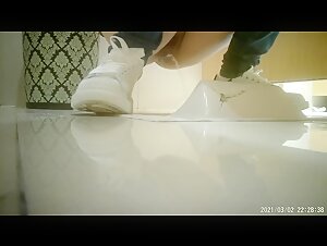 酒店女厕全景偷拍多位美女嘘嘘 各种美鲍完美呈现