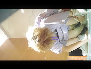 单位女厕偷拍躲厕所偷偷掰开处女逼拍照的网红实习生